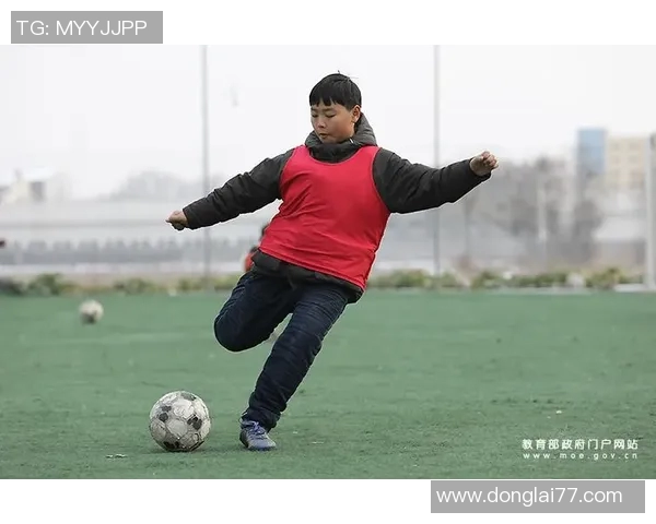 儿童足球绕桩训练乐趣无限提升技巧与团队合作精神的完美结合